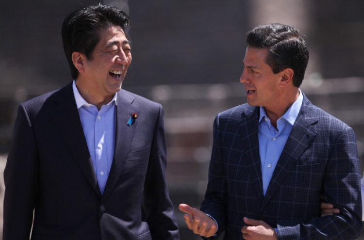 Abe tours ancient city with Mexican leader