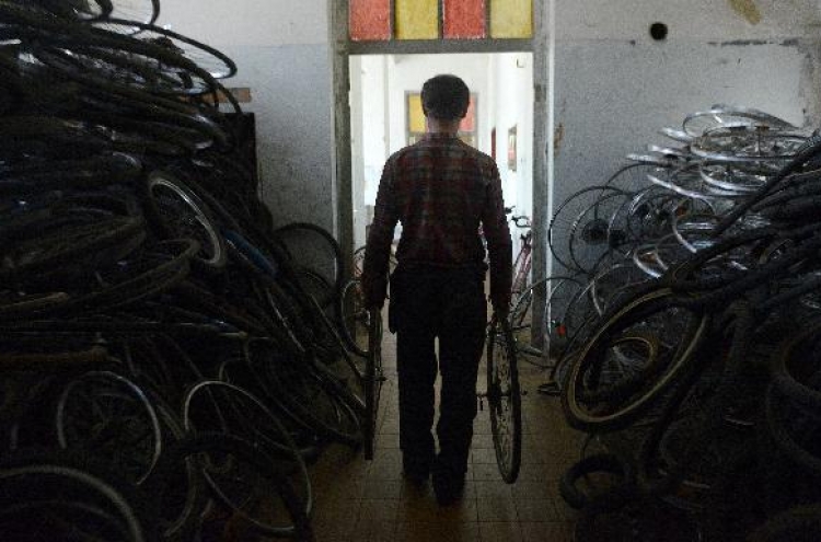 Czech convicts fix bicycles for children in Africa