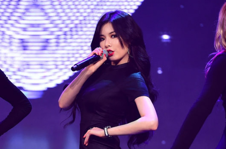 HyunA’s unique ‘red fashion’ hits fans