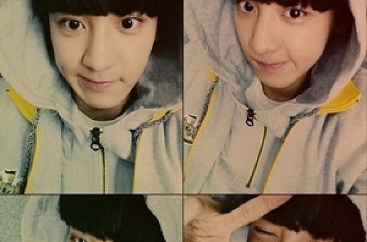 EXO Chanyeol unveils selfie for EXO-L