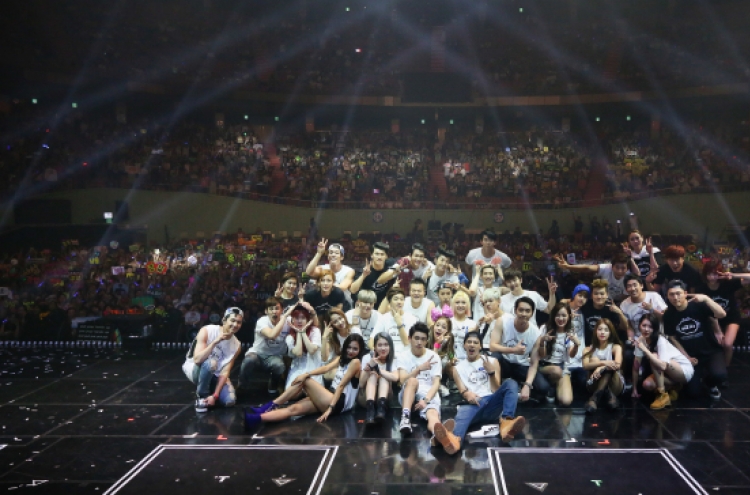 [Herald Review] 28 voices in ‘one mic,’ JYP Nation lives up to its name