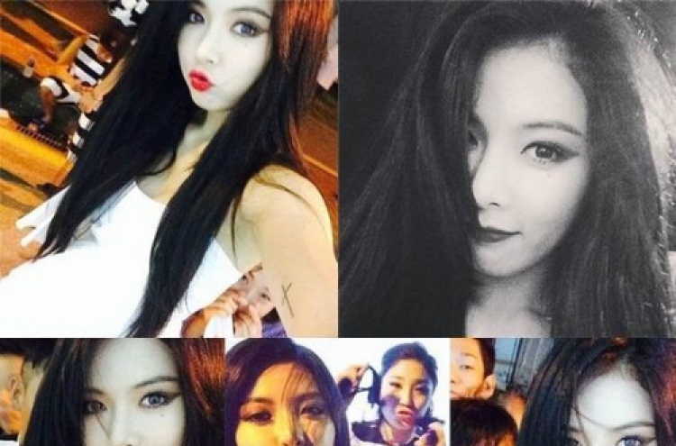 HyunA puckers up for selfies