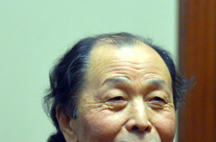 Jo Jung-rae wins first Simhun Literary Award