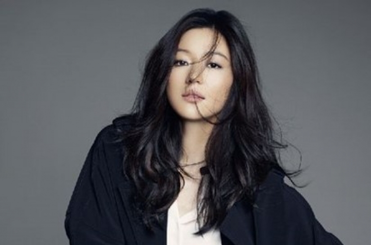 Jun Ji-hyun in charismatic fall editorial