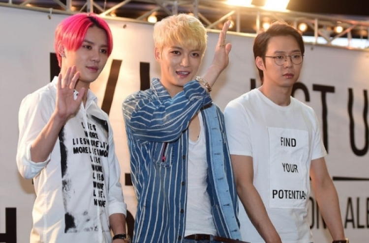 JYJ holds autograph session for fans