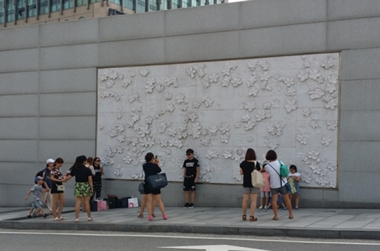 Ewha inundated by influx of Chinese tourists