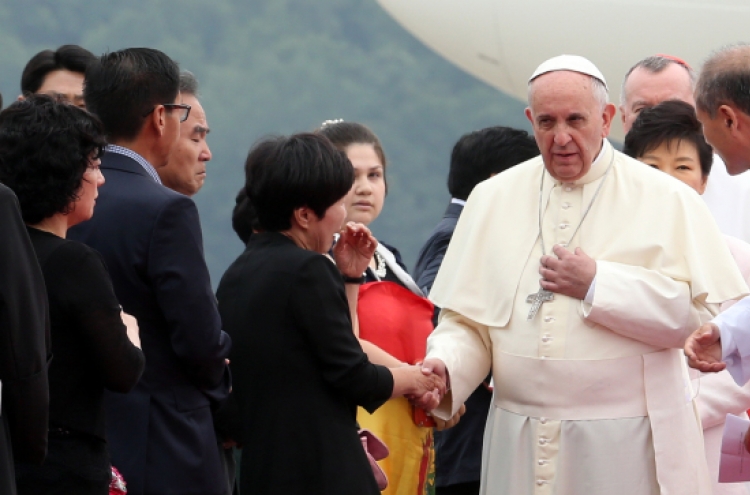 [Papal Visit] Families of ferry disaster victims greet pope at airport