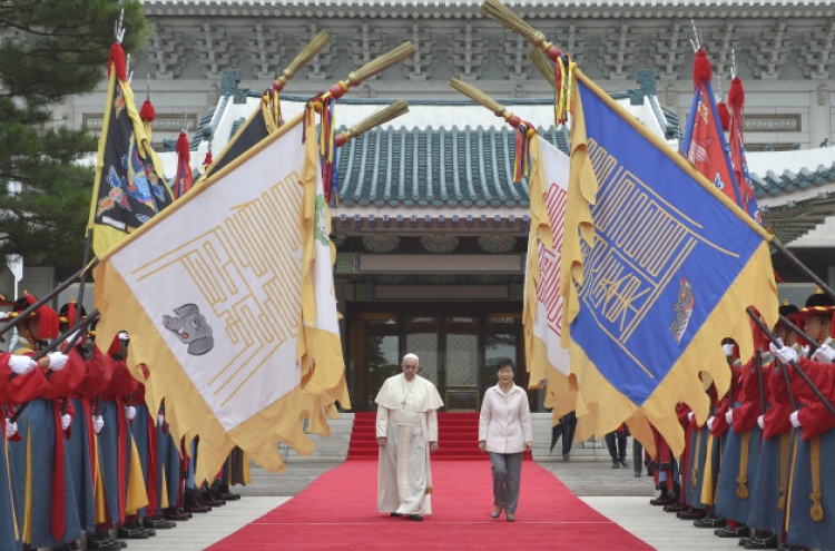 Pope’s first day in Korea underscores humility