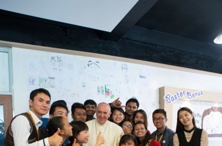(Photo News) Pope takes selfies with youths