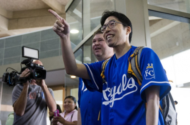 Korean pro-baseball fan gets hero’s welcome in Kansas City