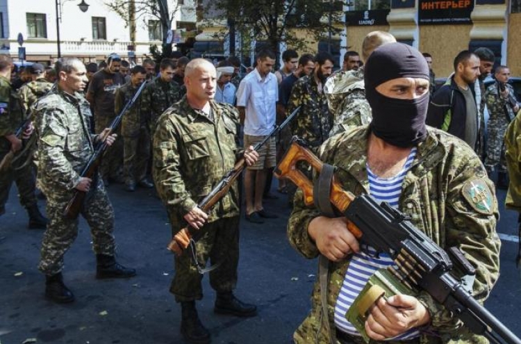 Rebels parade captured soldiers as Kiev marks independence day