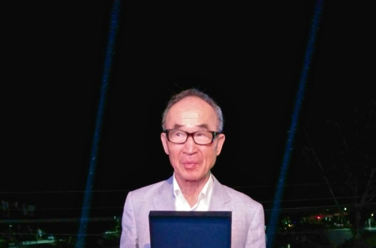 Poet Ko Un receives Golden Wreath Award