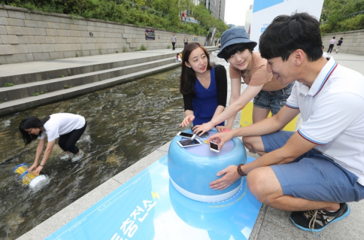 Cheonggyecheon gets phone battery chargers