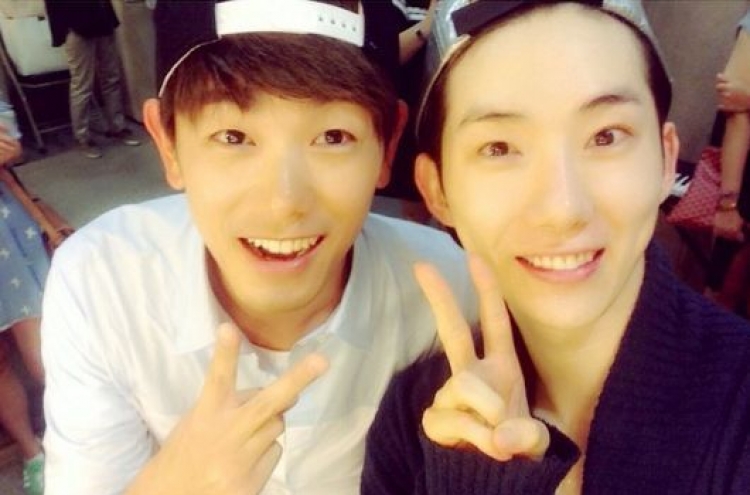 2AM Jo Kwon, Eric Nam beam in selfie