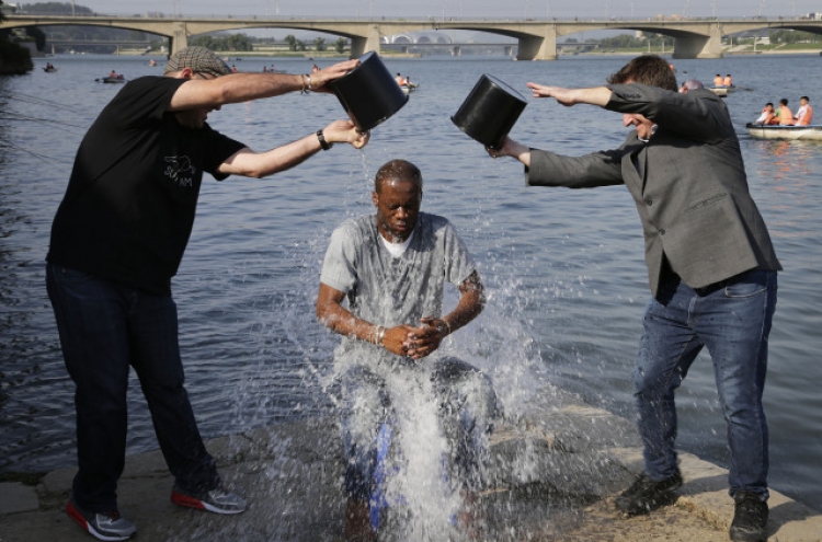 U.S. rapper brings Ice Bucket Challenge to North Korea