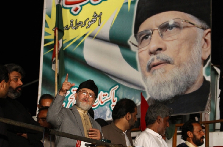 Pakistan opposition groups resume talks to end crisis