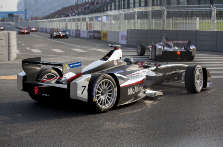 Formula E racing seeks to woo carmakers ahead of possible IPO