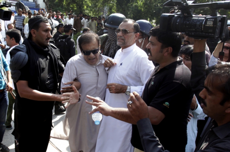 Pakistan arrests opposition activists