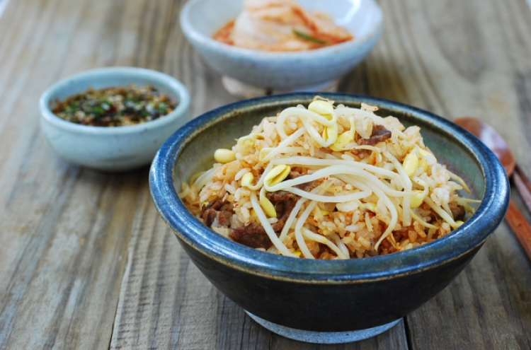 Kongnamul bap (soybean sprouts rice bowl)
