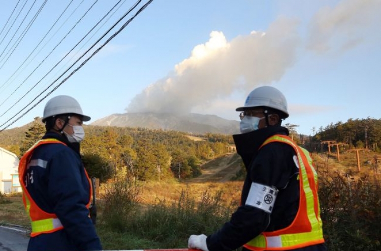 Fears over fresh eruption halt Japan volcano search