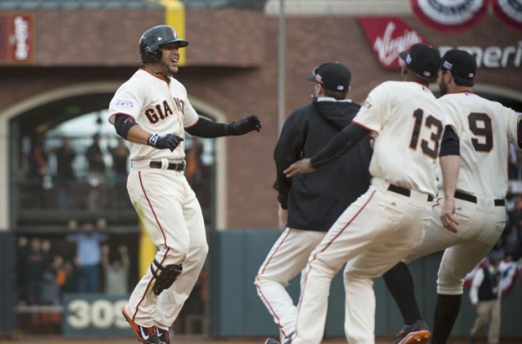 Giants walk off in 10th on Cards’ throwing error