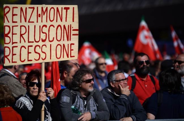 Italians challenge Renzi job reforms