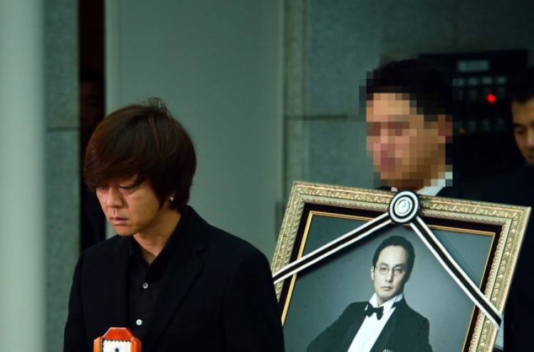 Family demands autopsy of singer Shin Hae-chul