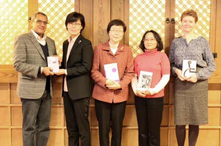 Translation award honors Suh Ji-moon