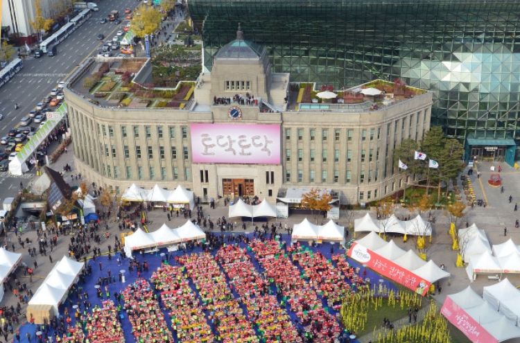 Expats join in Seoul kimchi-making blitz