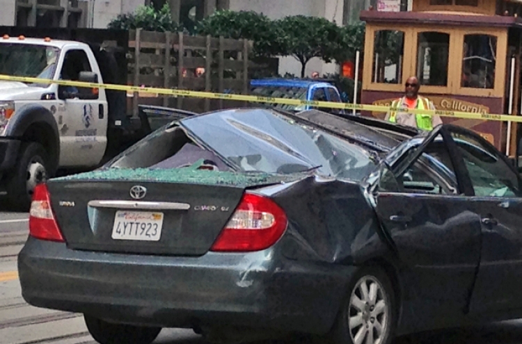 Window washer falls onto car in San Francisco
