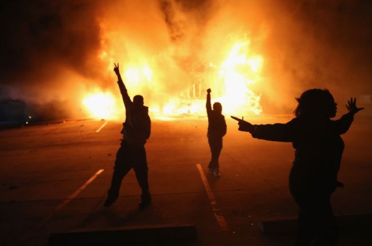(Photo News) Fires rage in Ferguson