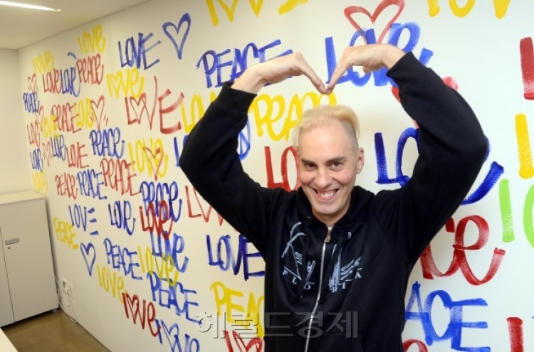 [Design Forum] Artist adorns cityscape with ‘love and peace’ messages