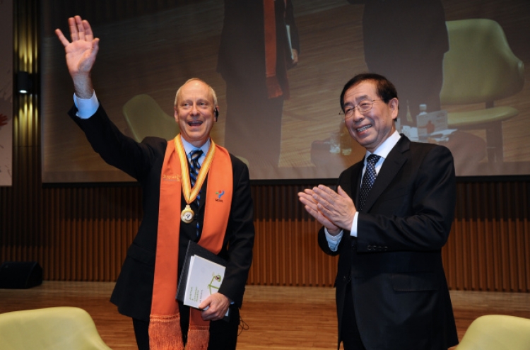 Seoul grants honorary citizenship to Harvard professor