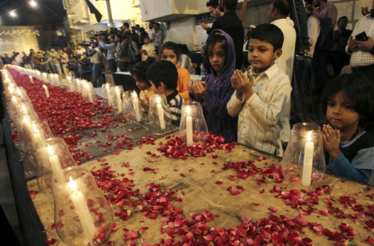 Pakistan mourns dead in Taliban attack
