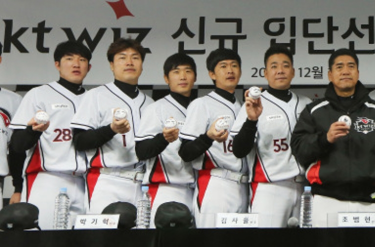 New faces for expansion baseball club KT Wiz look to fresh starts