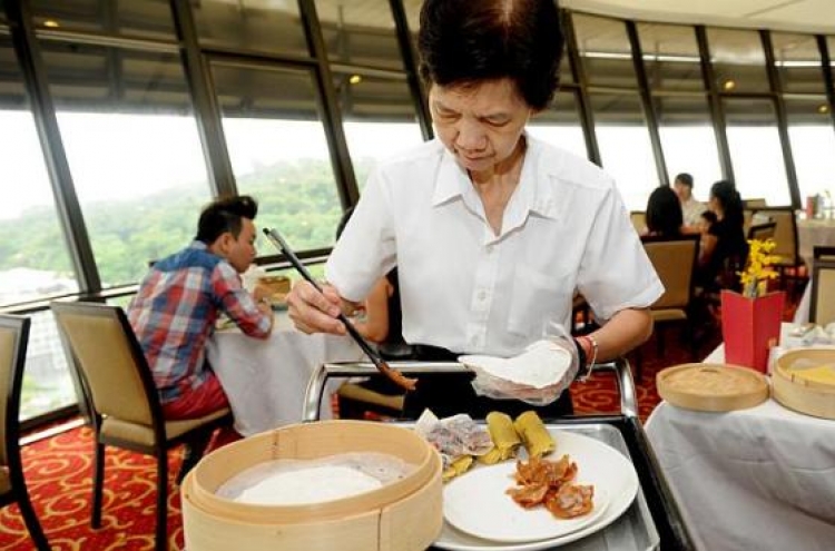 Restaurants bring back tableside service despite labor crunch