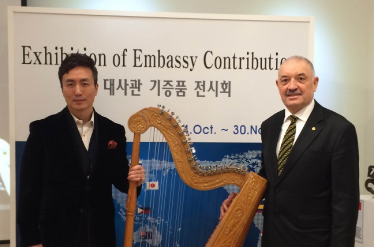 Paraguayan Embassy donates harp to Seoul Museum