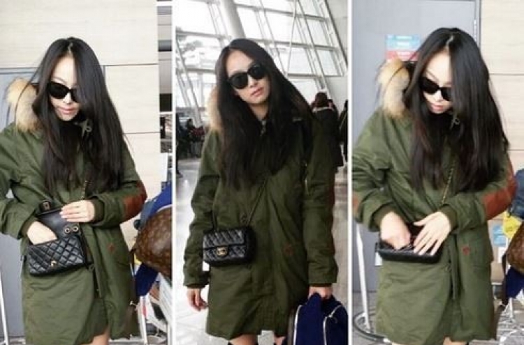 Victoria strolls through airport in khaki jacket