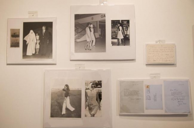 Jacqueline Onassis notes, photos sold for $28,400
