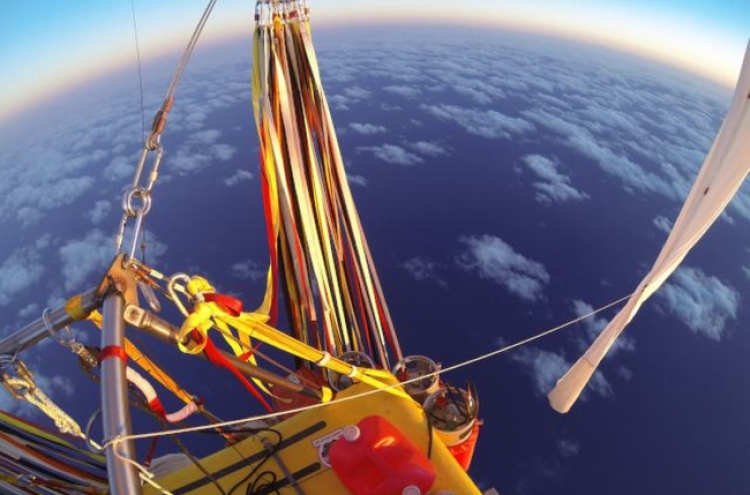 Balloon crew surpasses flight distance record