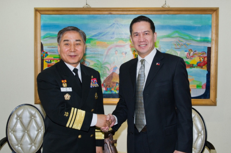 Philippines embassy awards Korean vice admiral