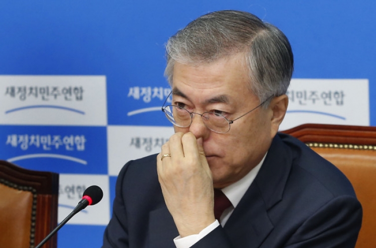 Moon intensifies attack on Park over NIS election meddling