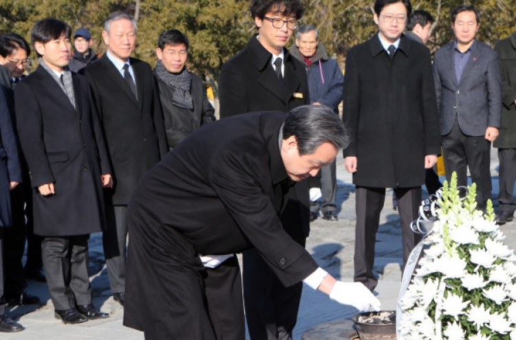 Kim Moo-sung visits Roh Moo-hyun's tomb
