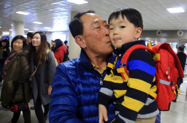 S. Koreans leave for hometowns as Lunar New Year holiday starts