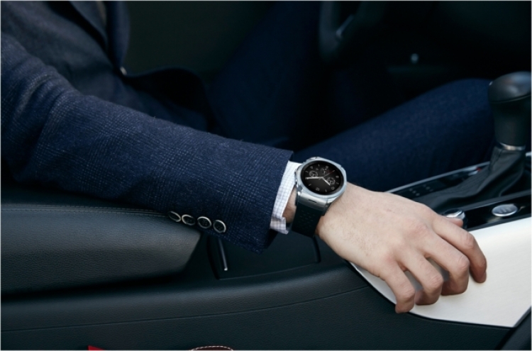 LG takes on Samsung, Apple with new smart watch