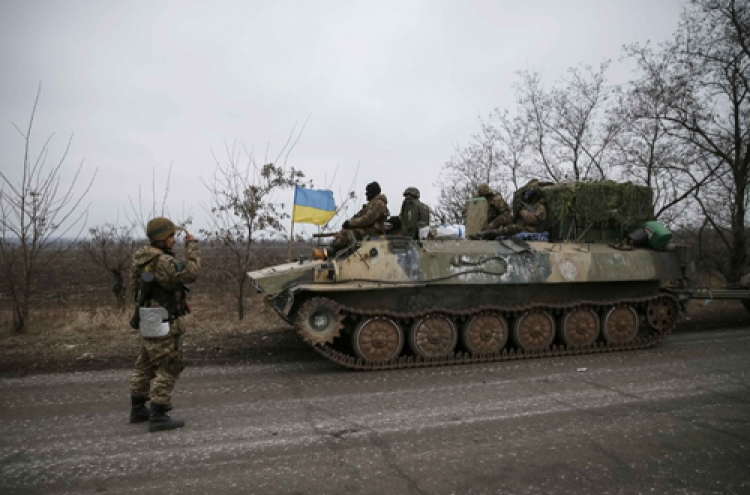 Ukraine, rebels start pulling back heavy weapons in the east