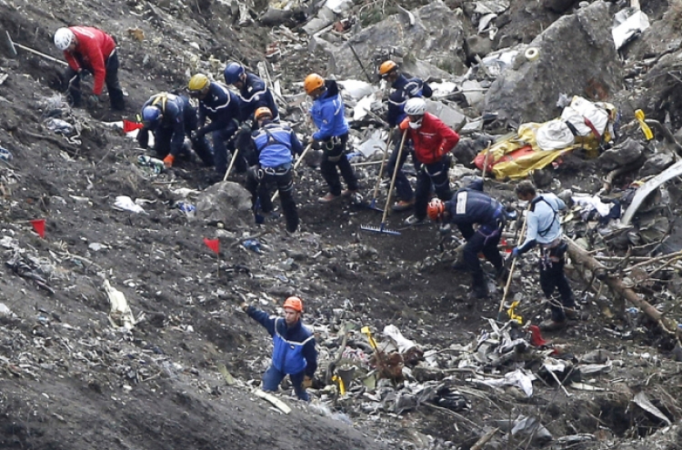 Painstaking recovery mission at treacherous Alps crash site