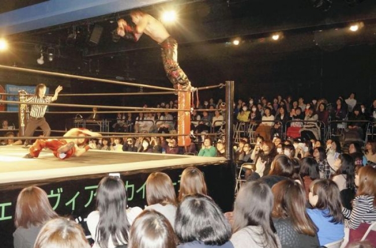 Japanese women flocking to pro-wrestling matches