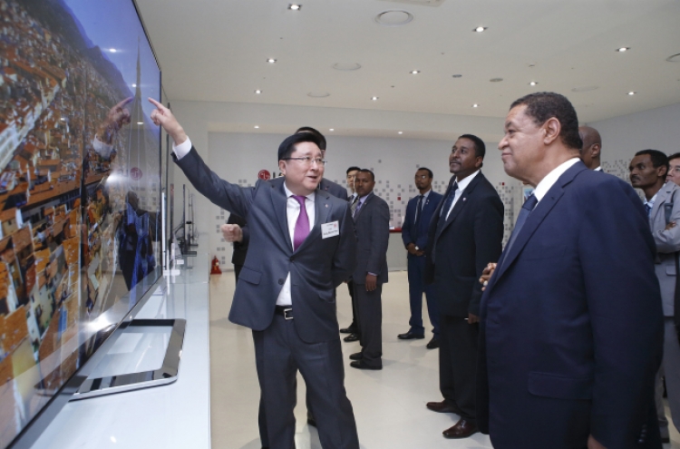 Ethiopian leader visits LG Display factory