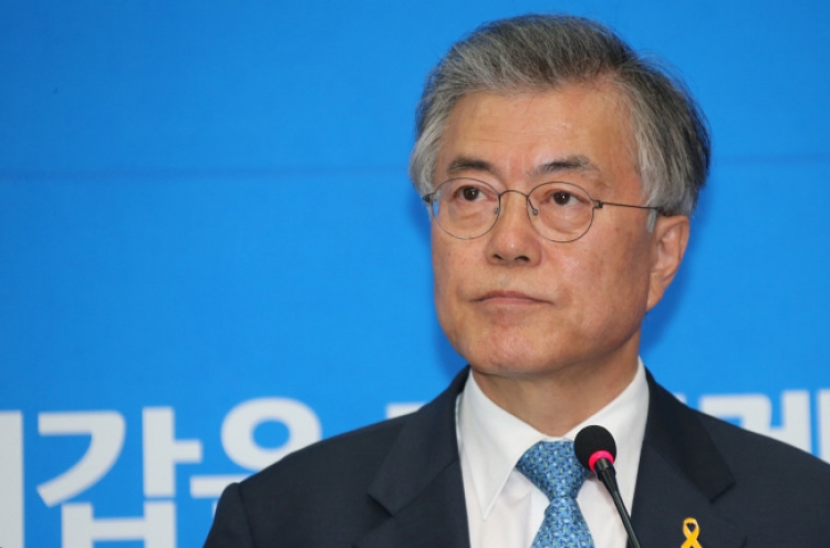 Moon demands Park’s top aide quit